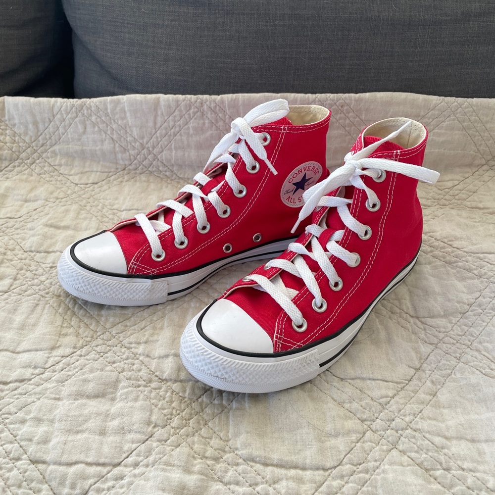 Converse Chuck Taylor  Men’s 5/Women’s 7 Hi-top in Red color